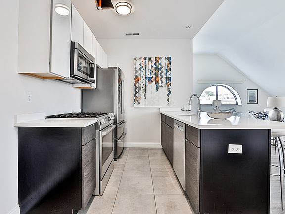5th image of 1022 Hancock St Unit 301