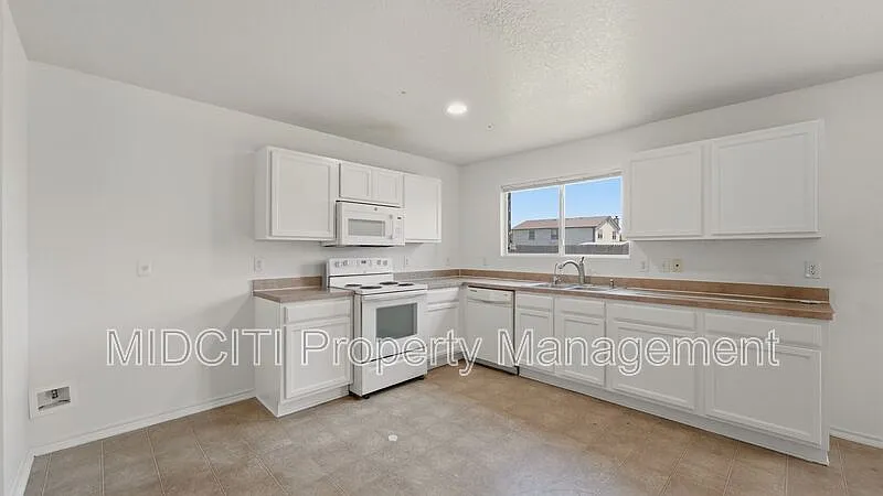 3 bed, 2.0 bath, 1689 sqft, $1,750 — Photo 3