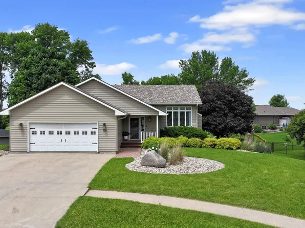 704 Fairway Cir, Dell Rapids, SD 57022