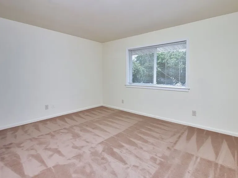 East Bay Apartments — Photo 14