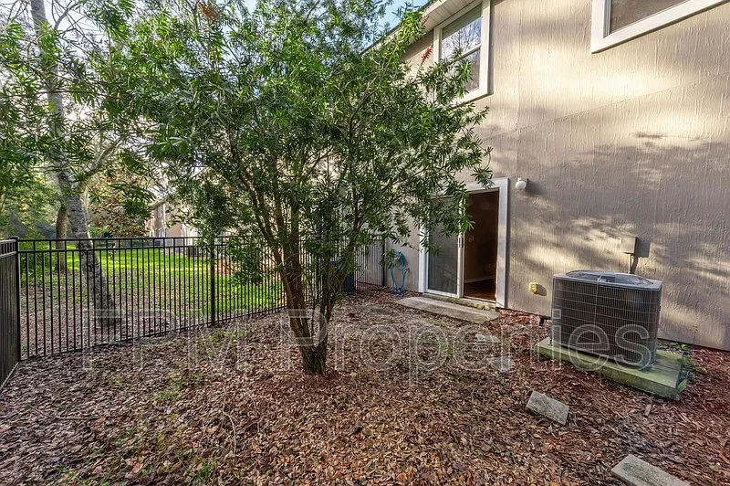 3 bed, 2.5 bath, 1497 sqft, $1,795 — Photo 3