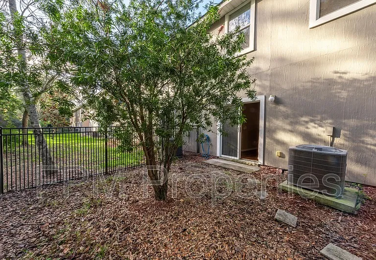 807 Scrub Jay Dr — Photo 3