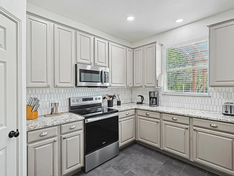 1049 Pullman Dr — Photo 17