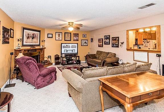 3rd image of 14 Jeanette Dr