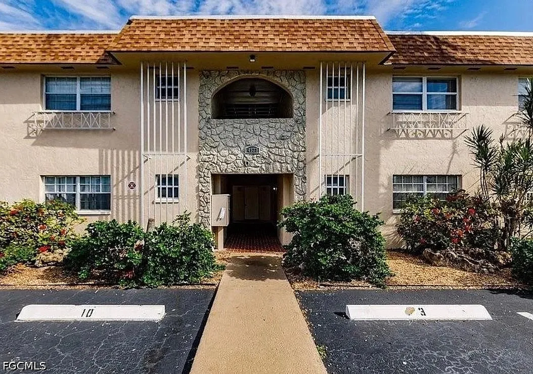 2 bed, 2.0 bath, 818 sqft, $1,450 — Photo 2