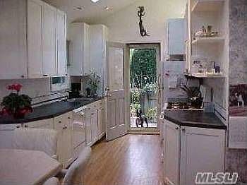 4th image of 4 Glades Way
