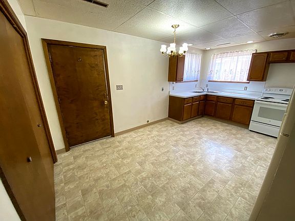 3rd image of 904 Sherry Dr