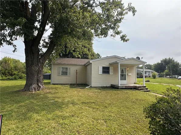2 Beyers Ave, Pana, IL 62557
