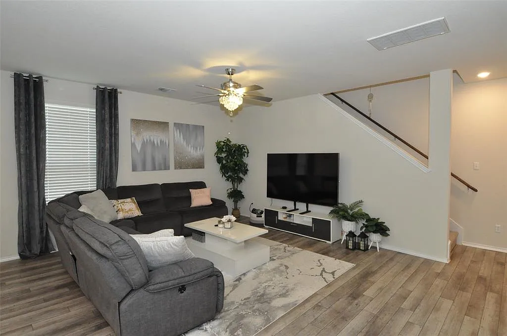 4 bed, 2450 sqft, $2,450 — Photo 3
