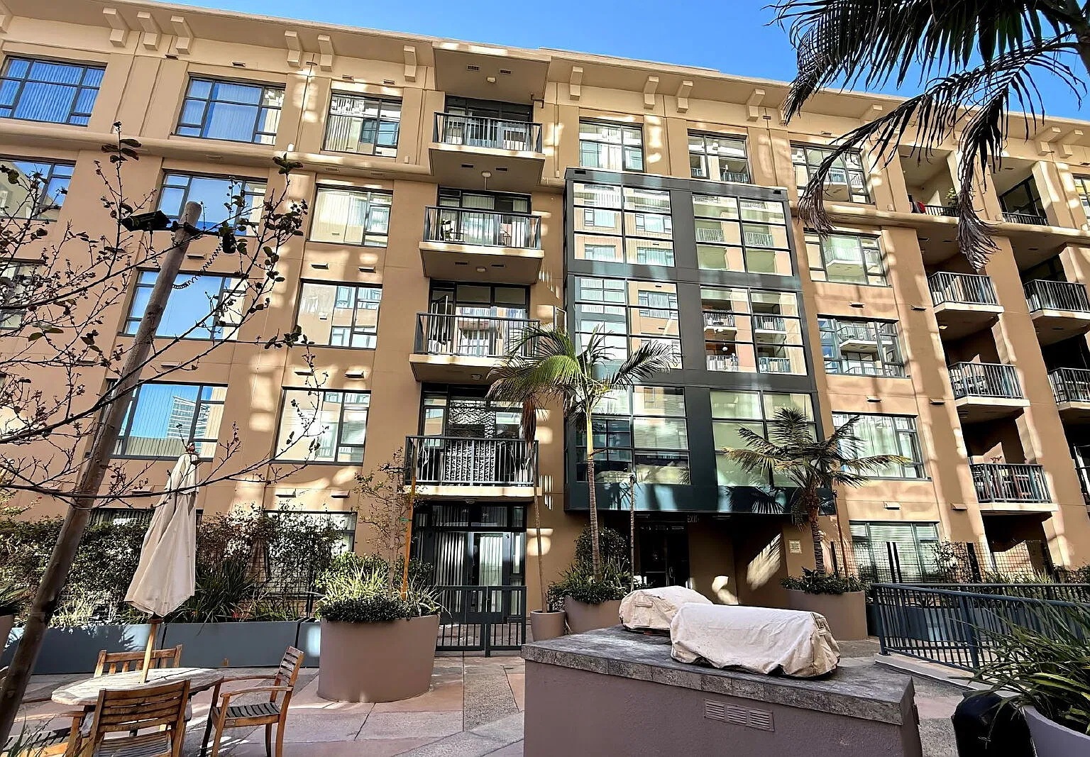 2 bed, 1.0 bath, 811 sqft, $2,800 — Photo 1