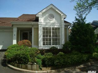 11 Douglaston Ct, Ridge, NY 11961