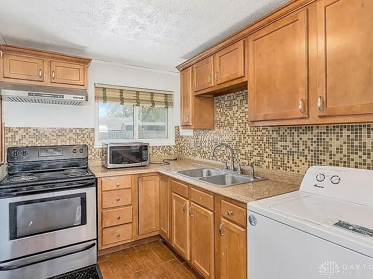 2090 Mattis Dr — Photo 10