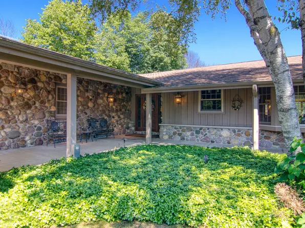 2232 W Sunnydale Ln, Mequon, WI 53092