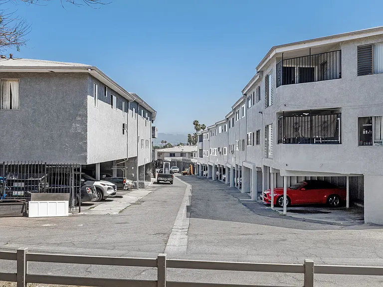 Baldwin Hills Apartments — Photo 6