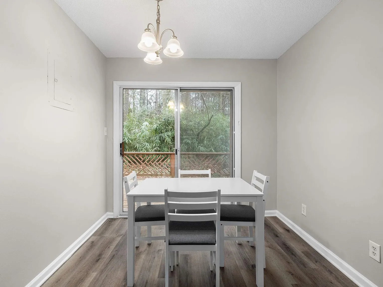 3 bed, 2.0 bath, 925 sqft, $1,053 — Photo 4