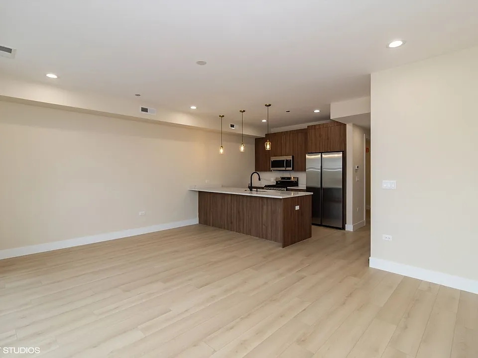 3043 W Irving Park Rd #404
