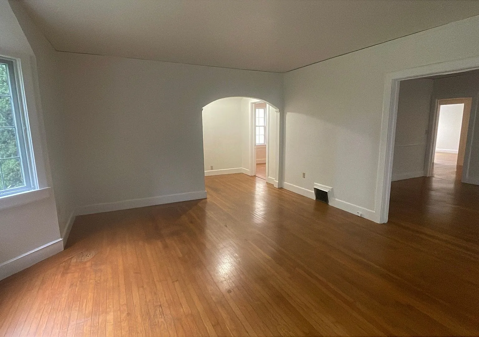 3 bed, 1.5 bath, 1350 sqft, $3,150 — Photo 4