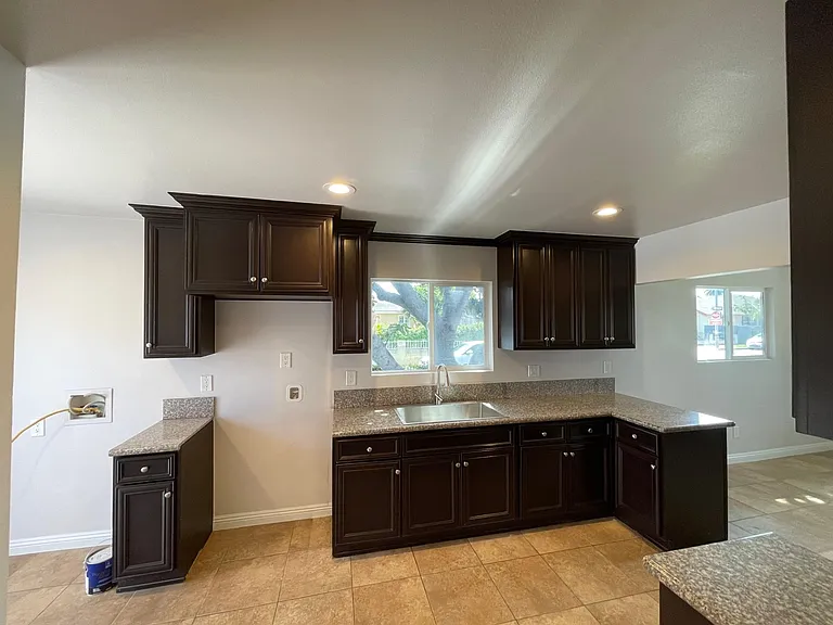 1730 Rose Ave — Photo 4