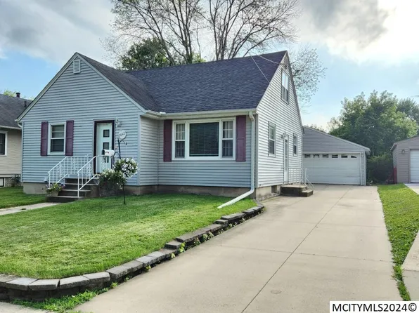1442 N Hampshire Pl, Mason City, IA 50401