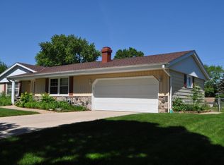 1950 Sunnyside Dr, Waukesha, WI 53186