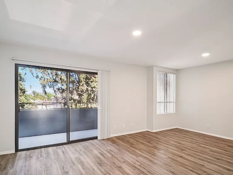 6310 Sylmar Ave — Photo 46