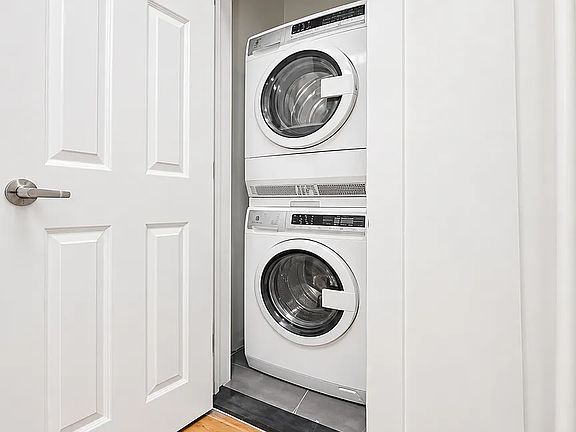 4th image of 142 Grove St APT 3R