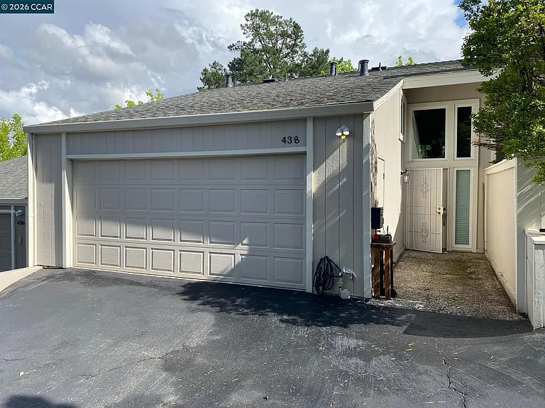 438 Ridgeview Dr — Photo 2