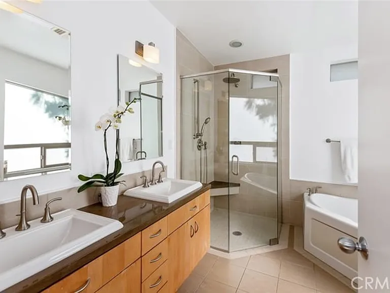 22526 Friar St — Photo 24