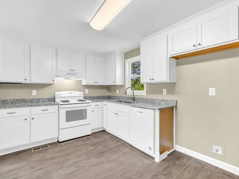 266 Randall St — Photo 13