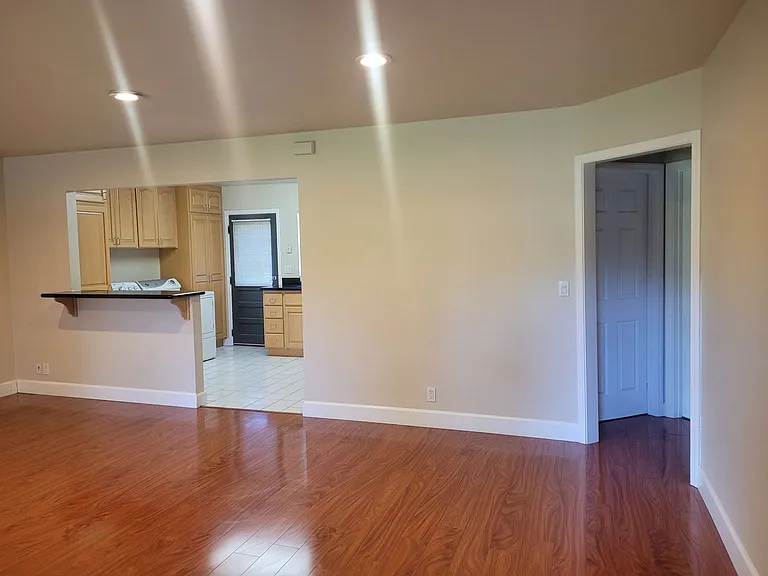 1908 Hackett Ave — Photo 7