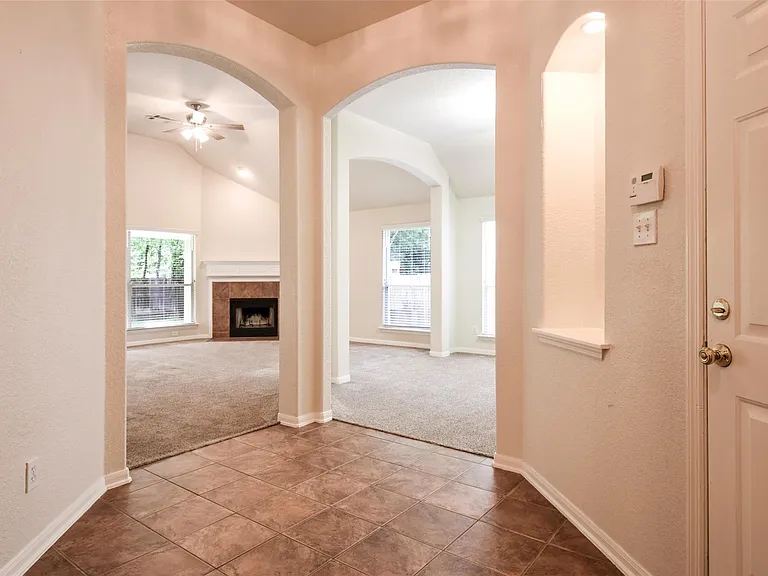 22 Hobbit Glen Dr — Photo 2