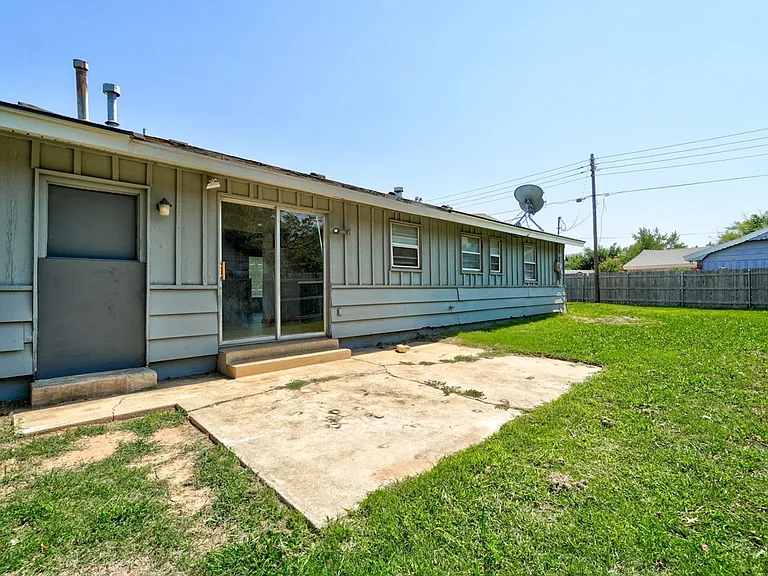 1401 Hampton Dr — Photo 38