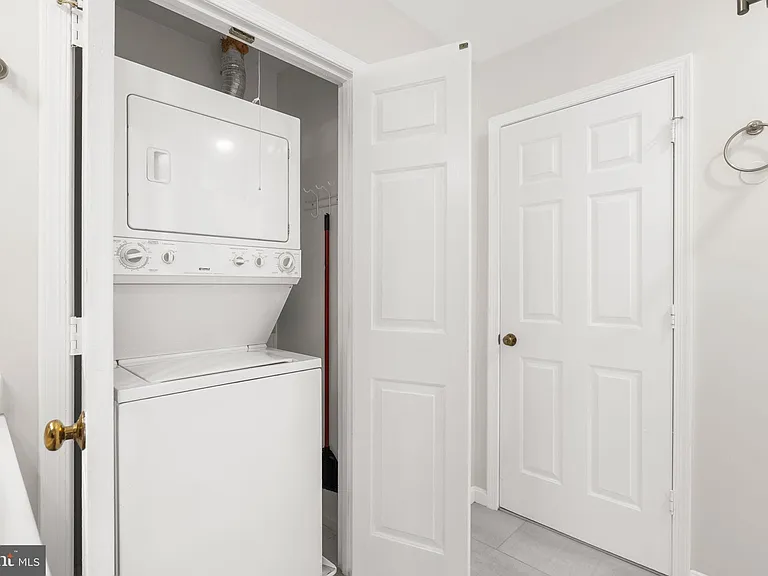 2221 Lovedale Ln #I — Photo 37