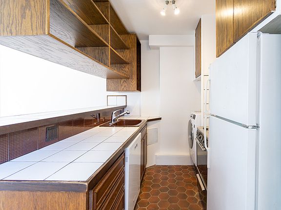 3rd image of 115 E 2nd St APT 4