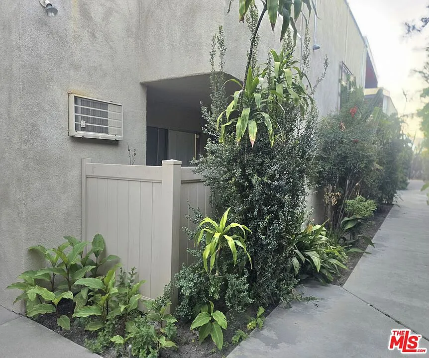 Building Photo - 12014 Kling St #4