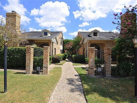 Street view & sidewalk entry to the townhome. Sidewalk w/pretty crepe myrtles!