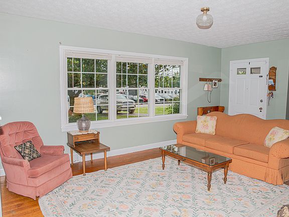 2nd image of 708 N Maple Ave