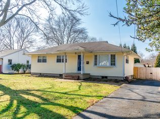 37 Fairway Dr, Yardley, PA 19067