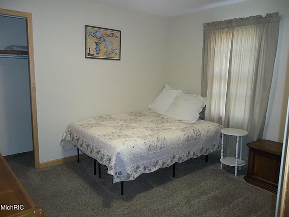 3rd image of 1361 E Broadway Ave