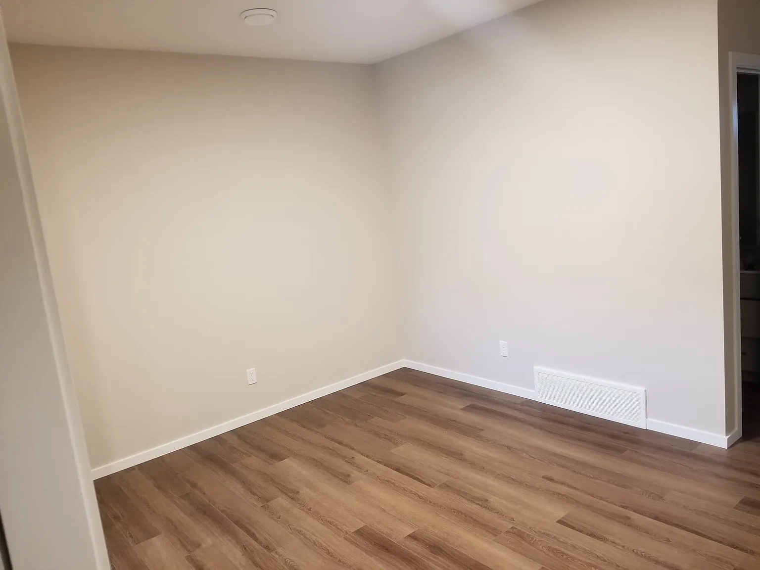 Cozy 2-bedroom basement suite with 670 sq. ft. of well-designed living space and 9-foot ceilings. — Photo 4