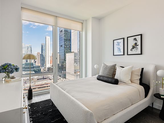 5th image of 606 W 30th St #45C