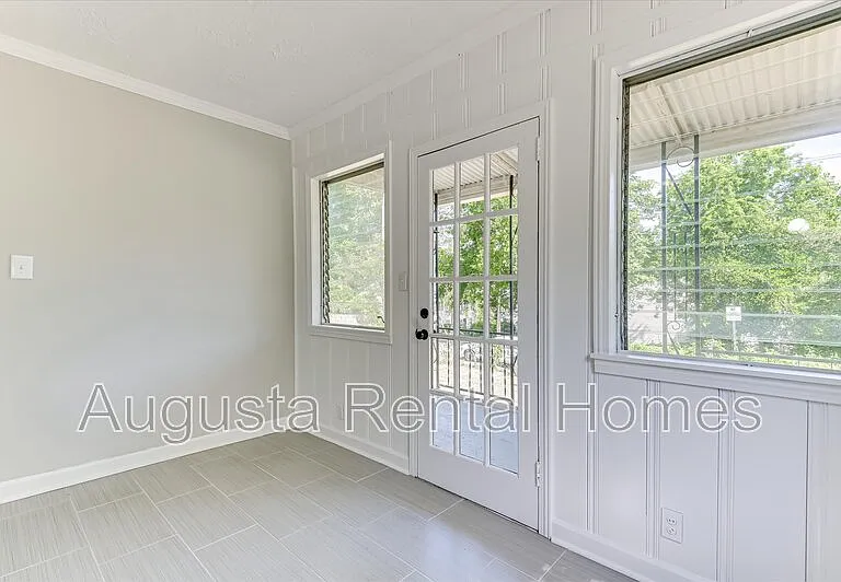 3210 York Dr — Photo 5