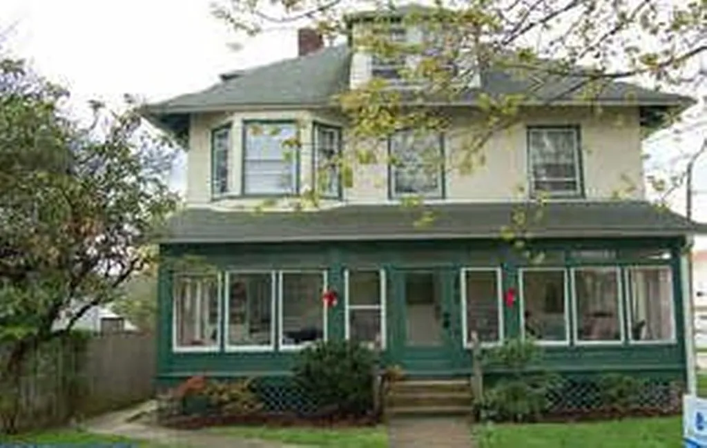 101 E Benedict Ave photo 1