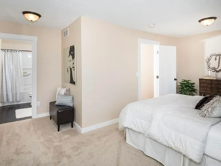 2401 University Ave NE — Photo 23