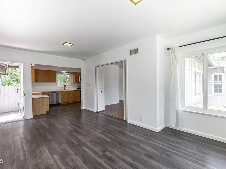 1290 Club House Dr — Photo 12