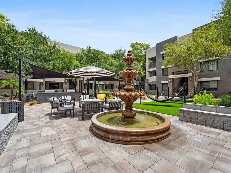 Zone Westgate, Glendale, AZ, Courtyard