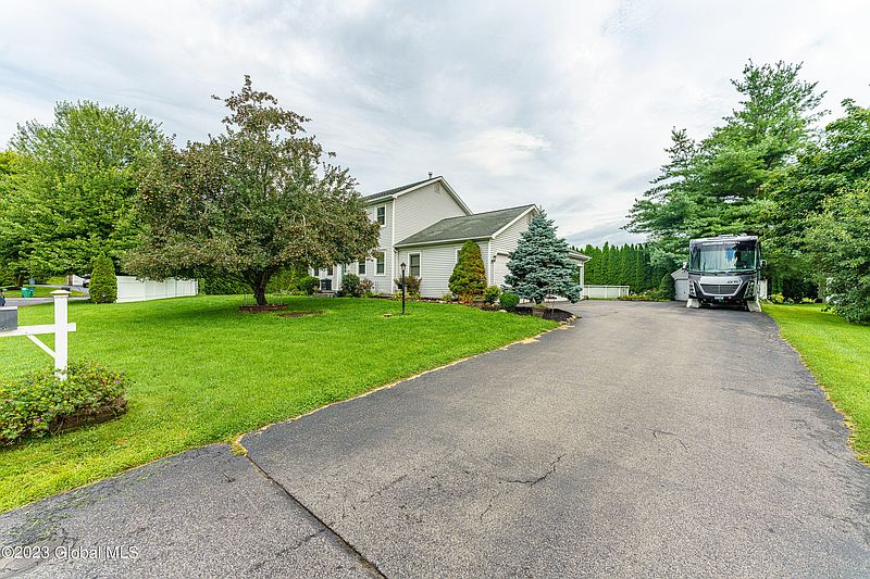 3rd image of 601 Bluebird Lane