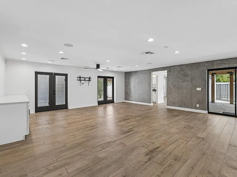 301 E Royal Palm Rd — Photo 10