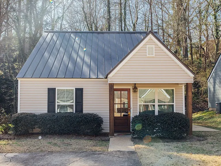1620 Oxford Pl — Photo 1