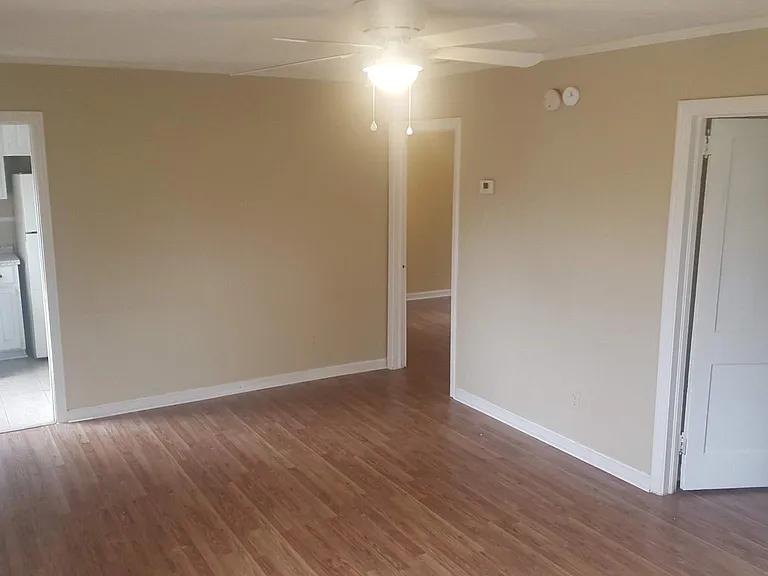 913 Royalette Ave — Photo 3
